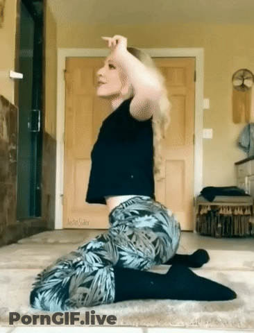 Blondie Booty Shaker: Twerk Your Non-Nude Buttcheeks GIF