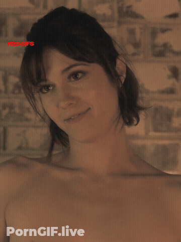 Mary Elizabeth Winstead In 'Fargo' (Season 3 Ep.1) GIF