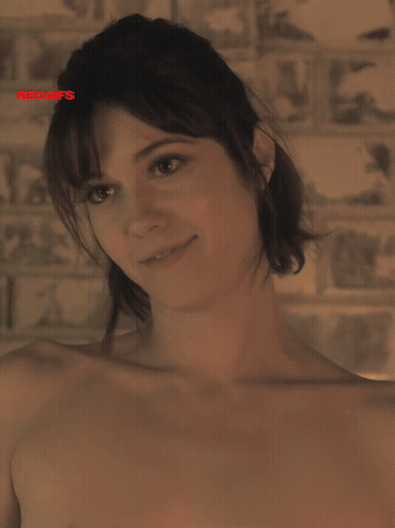 Mary Elizabeth Winstead In 'Fargo' (Season 3 Ep.1) GIF